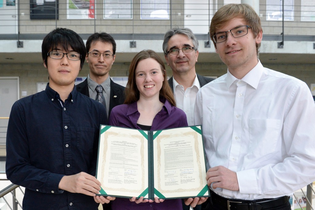 Die drei Austauschstudierenden Takahide Takamatsu, Daniela Seibert und Vincent Degner (1. Reihe v.l.) mit der Kooperationsvereinbarung sowie Prof. Dr. Hideki Tomita (hinten l.) und Prof. Dr. Klaus Wendt (hinten r.)