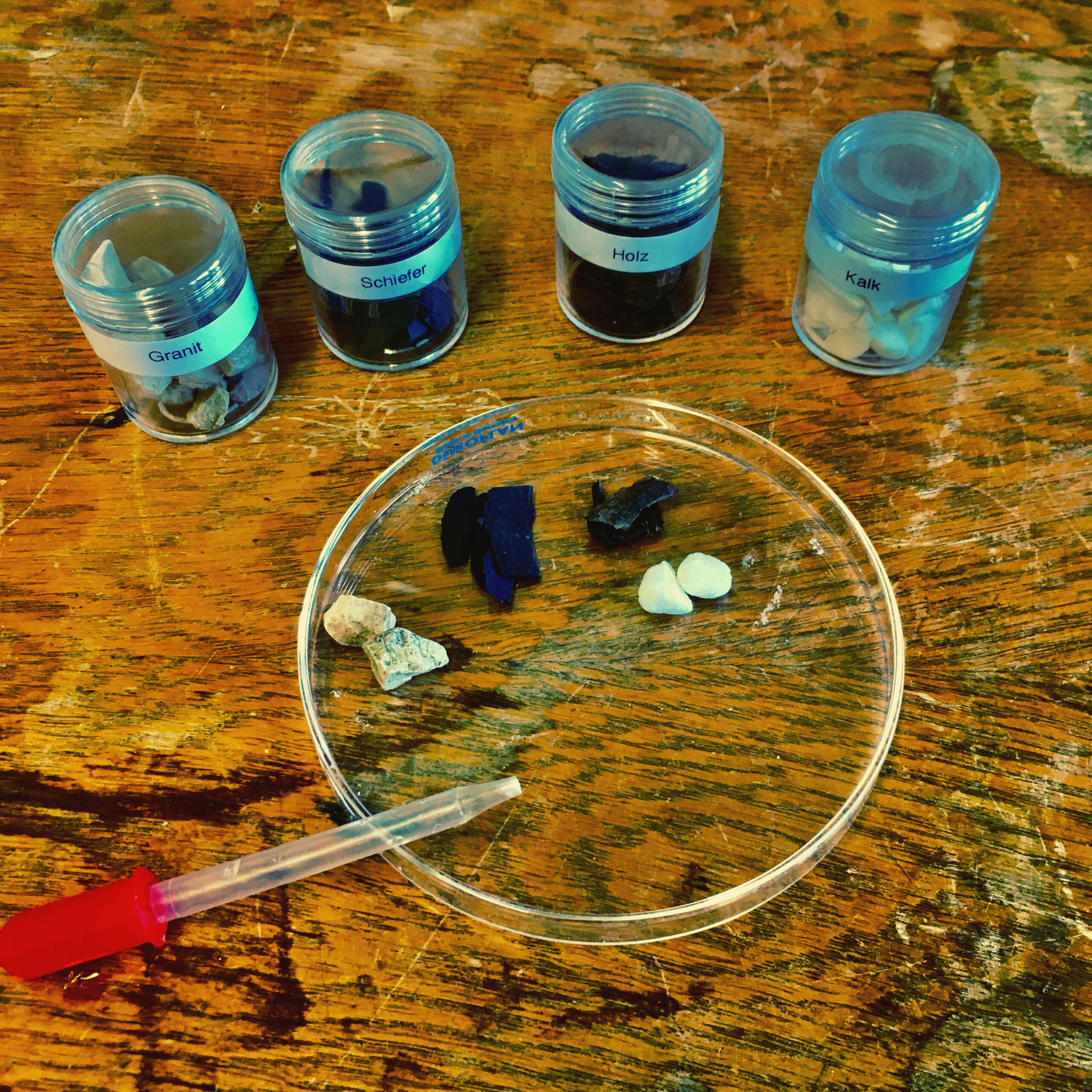 Station 5 - Vorversuch mit Kalk und Säure